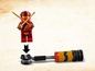 Een LEGO Ninjago minifiguur met zwaarden en een accessoire