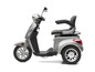 Zilveren driewielige scooter met zitting.