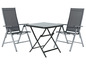 Tuinset met twee vouwstoelen en een tafel.