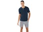 Man in een donkerblauw T-shirt en grijze shorts.