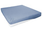 Een blauwe hoeslaken voor een matras.