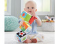 Een baby speelt met Fisher-Price blokken.