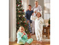 Twee kinderen dragen een pyjama met kerstthema, één in een witte en één in een lichtgroene onesie.