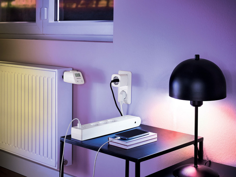 Een smart home systeem met een radiatorthermostaat, een slimme stekkerdoos en een lamp.