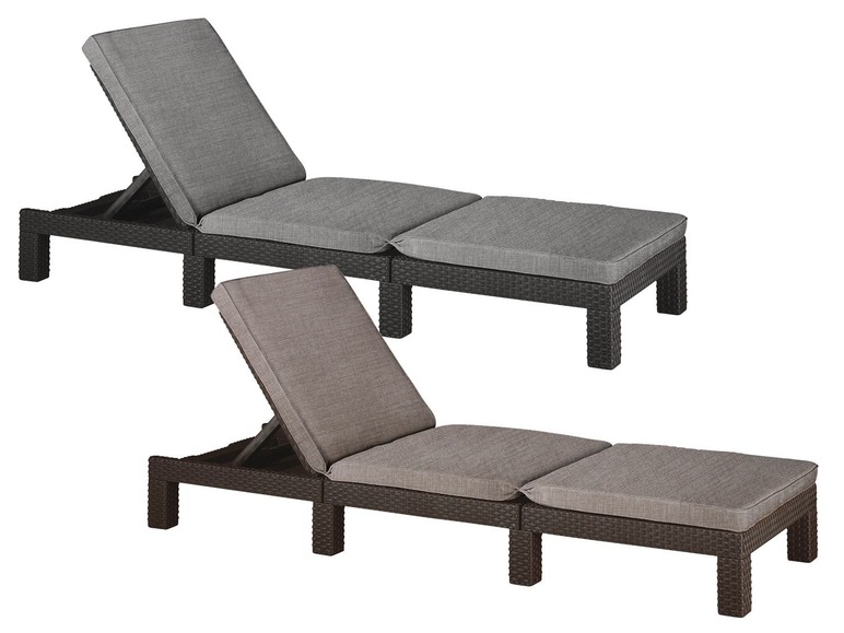 Twee ligstoelen met grijze kussens, geschikt voor tuin of balkon.