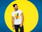 Man in een wit T-shirt met Lidl-logo voor een gele muur.
