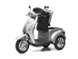 Een zilveren driewielige scooter met een zwarte stoel.