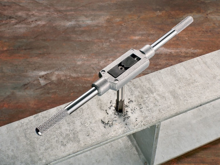 Een tapkraan wordt gebruikt om draden in een metalen balk te snijden.