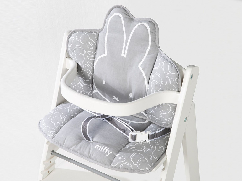 Een witte kinderstoel met een grijze Miffy-bekleding.