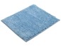Een lichtblauw badmatje van badstof.
