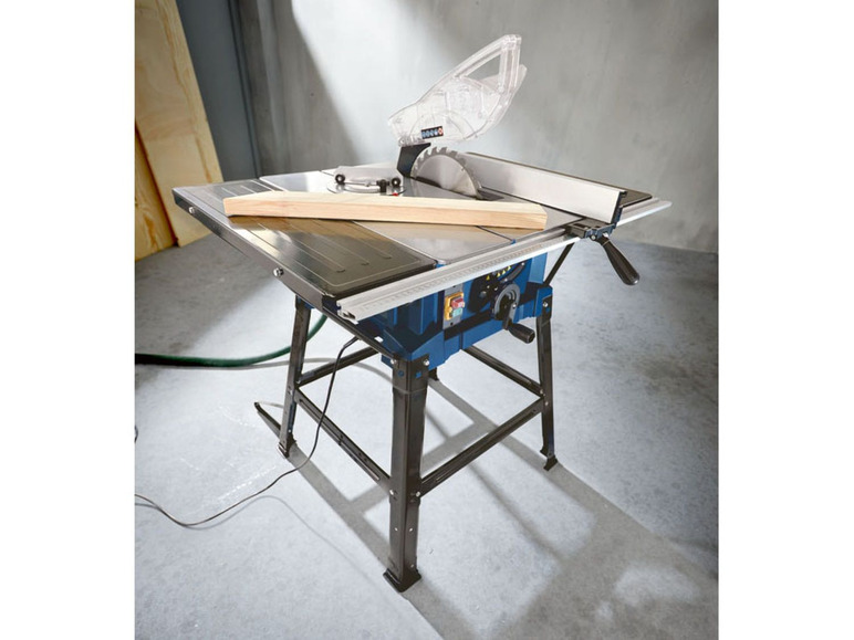 Een blauwe tafelzaag met een houten plank erop.