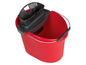 Een rode emmer met een grijs wringsysteem voor dweilen.