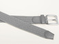 Een grijze geweven riem met een zilveren gesp.