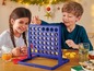Twee kinderen spelen Connect 4.