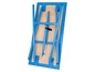 Een blauwe vouwtafel, opgevouwen.