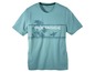 Een blauwe T-shirt van Livergy met 'Oceanside' print en palmbomen.