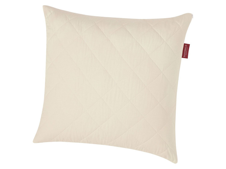 Een wit, gestikt kussen van het merk Sanwald.