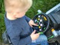 Een kind dat met een John Deere speelgoedtractor speelt.