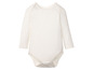 Een wit longsleeve babypakje