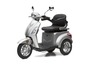 Een zilveren driewielige scooter met een zwarte stoel.