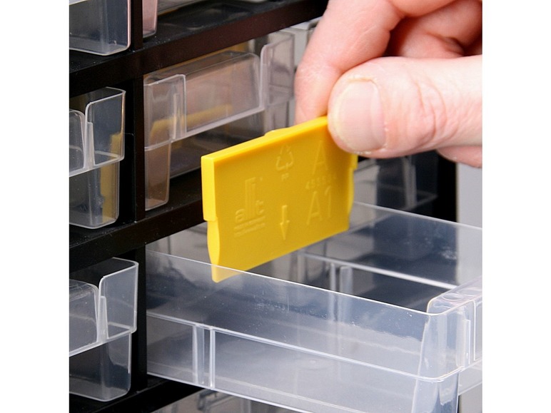 Een organizer met transparante lades en gele labels.