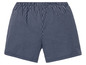 Blauwe shorts met witte strepen.