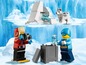 Lego minifiguren met een hond in een sneeuwlandschap.
