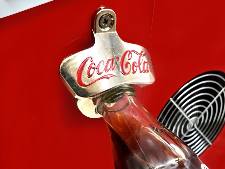 Coca-Cola fles met een dopopener.