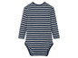 Een gestreept babypakje met lange mouwen.
