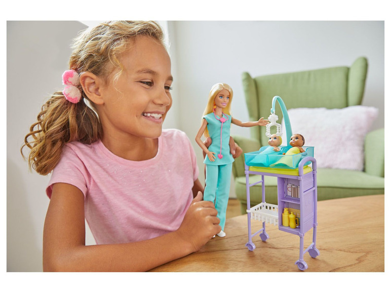 Ga naar volledige schermweergave: Barbie Kinderarts pop en speelset - afbeelding 2