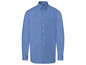 Een lichtblauw overhemd met lange mouwen.