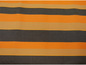 Stof met horizontale strepen in oranje, bruin en beige.