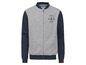 Een grijs en donkerblauw bomberjack met 'Track & Field' logo.