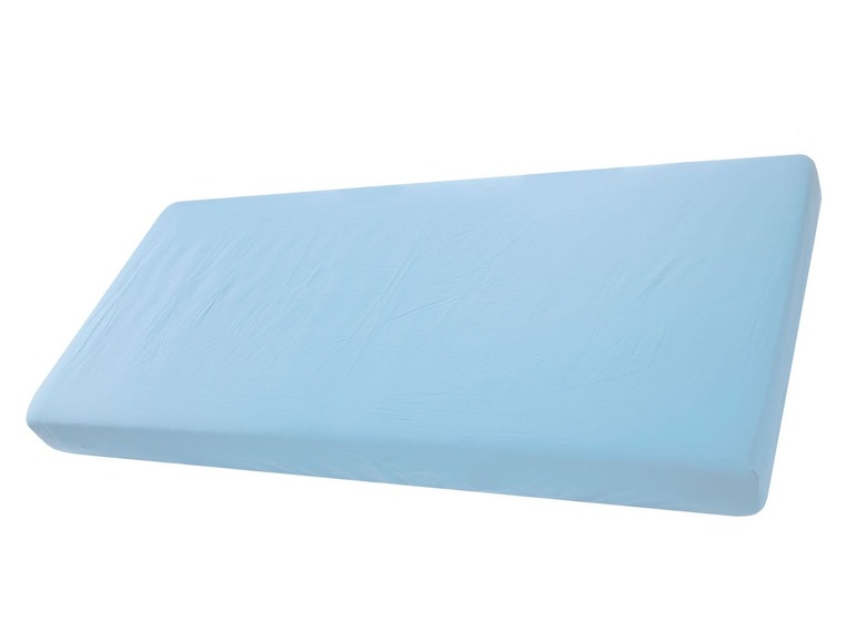 Een lichtblauwe matrasbeschermer.