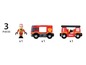 Een brandweerman, een brandweerwagen en een brandweerwagen met ladder van BRIO.