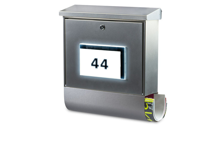 Een zilveren brievenbus met een verlicht huisnummer 44 en een lade voor post.