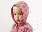 Een klein meisje draagt een roze hoodie met Minnie Mouse print.