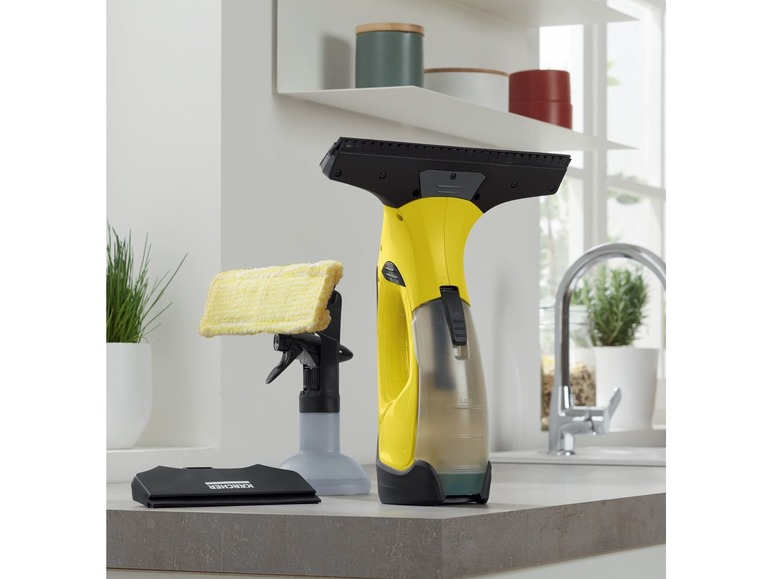Kärcher-glasreiniger met sproeifles en microvezeldoek.