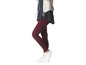 Bordeauxrode leggings met witte sneakers