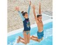 Twee kinderen springen in een zwembad, een meisje draagt een blauwe badpak met lange mouwen en een jongen draagt een blauwe zwembroek.