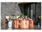 Een gezin geniet van een Lay-Z-Spa hot tub met een houten afwerking.