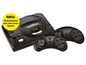 Een zwarte Sega Mega Drive console met twee controllers.