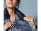 Een denim jack met een bontkraag