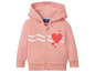 Een roze Lupilu hoodie voor baby's met een hartprint.