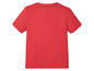 Een rood T-shirt met korte mouwen.