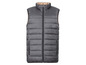 Een grijs, gewatteerd vest met ritssluiting.