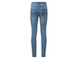 Een paar blauwe skinny jeans