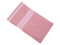 Een roze handdoek met witte strepen.