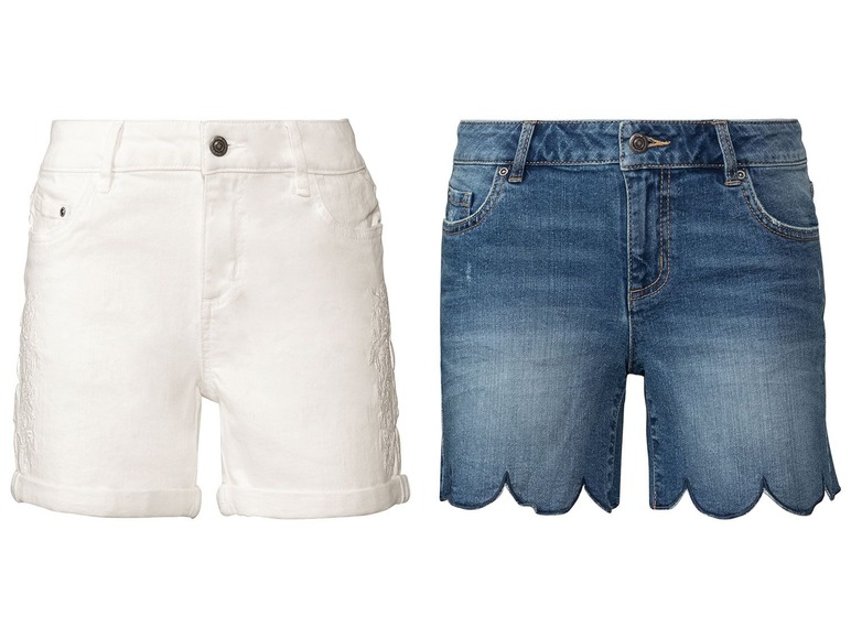 Twee paar denim shorts: een wit paar met borduurwerk en een blauwe met een gegolfde zoom.