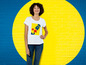 Een vrouw draagt een wit T-shirt met het Lidl-logo.